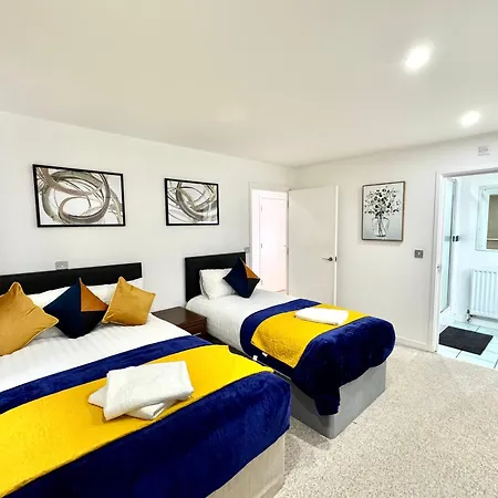 2 Bed, 2 Bath, Ground Floor Whole Apartment With Parking, Near Central London & Stratford, Close To Station, Zone 2